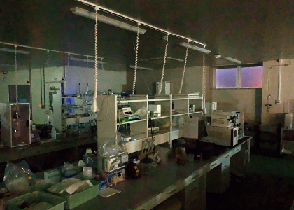 消灯した総合研究所「NI-CoLabo」とニットーボーメディカル（株）実験室